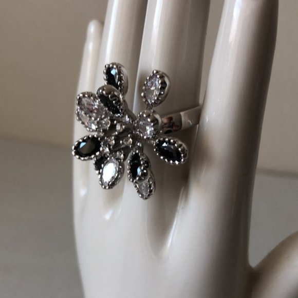 VTG Black Fx Onyx & Clear CZ Flower Silver Color Cocktail Ring Gorgeous Sz.8 - Picture 2 of 9